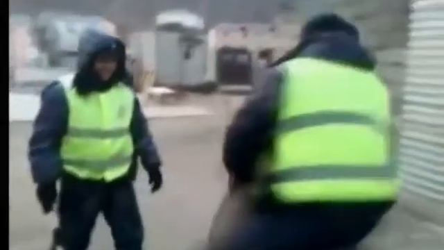 Мент уехал на осле