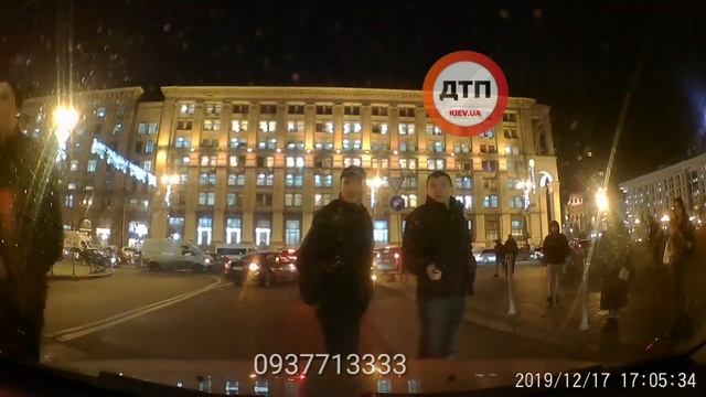 В Киеве на Крещатике трое парней решили напасть на водителя автомобиля, который ехал на свой зелёны
