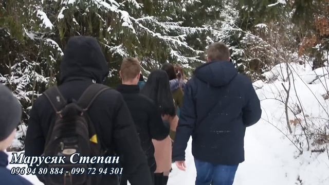 Романтична прогулянка молодят: Кохання на фоні природи