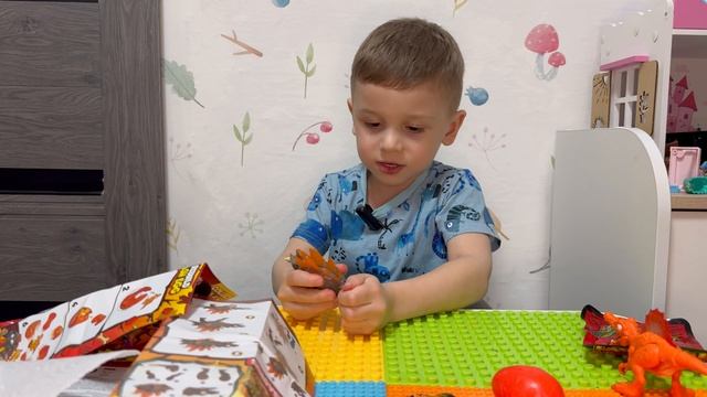 Распаковка маленького яица ZURU SMASHERS Mini Light Up Dino 3 светящийся динозавр
