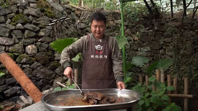 15斤牛肝，二弟做“猪油烤牛肝”，麻辣酥脆，一口爆油｜Mukbang【鐵鍋視頻】