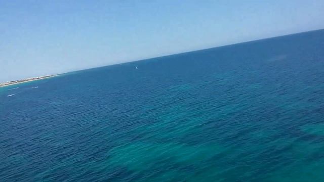 Тунис. Средиземное море. Остров Джерба. Полёт на парашюте над морем. Море и пляж с высоты.