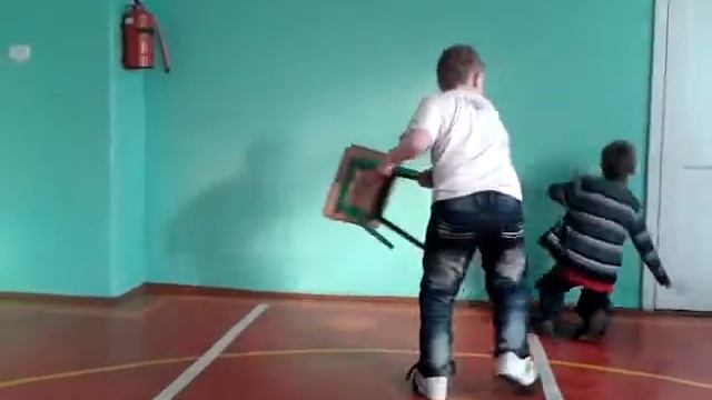 гопник и чел в спорт зале