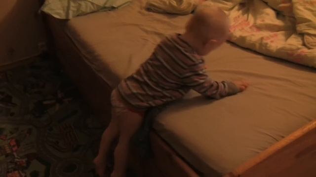 27.11.2011 Федя надевает колготки