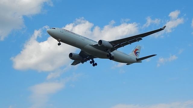Airbus A330-300 China Eastern Airlines посадка в Шереметьево