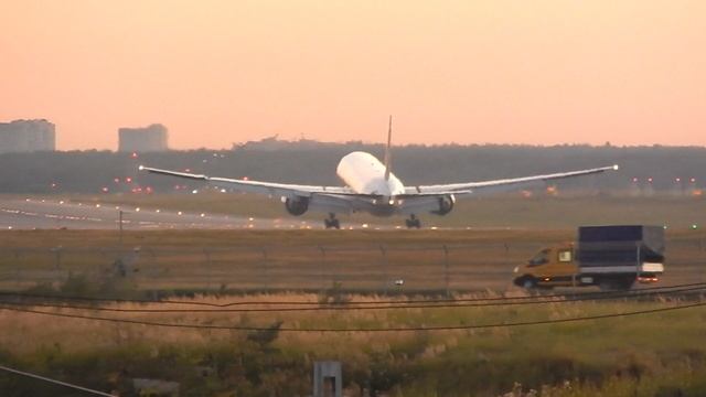Boeing 777-300ER посадка в Шереметьево на закате