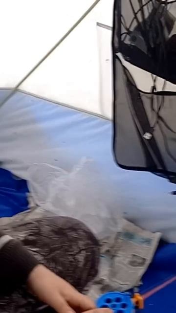 когда мнения расходятся. рыбалка на озере Синара. маленький рыбак ловит рыбу.