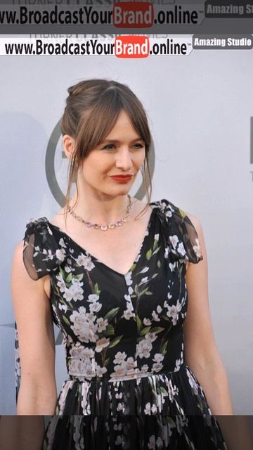 Emily Mortimer Wedding Guest Hairstyle With A Line Bangs