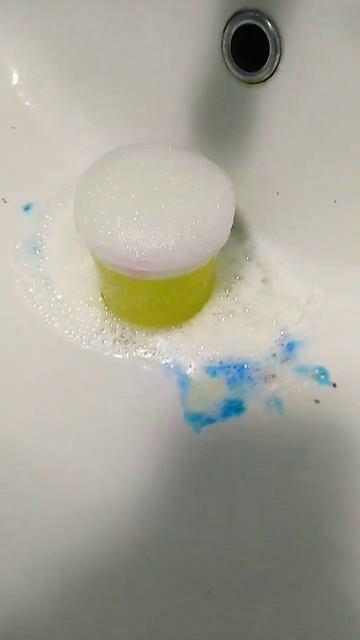 я туда добавила соды, морской соли, воды и красителя.