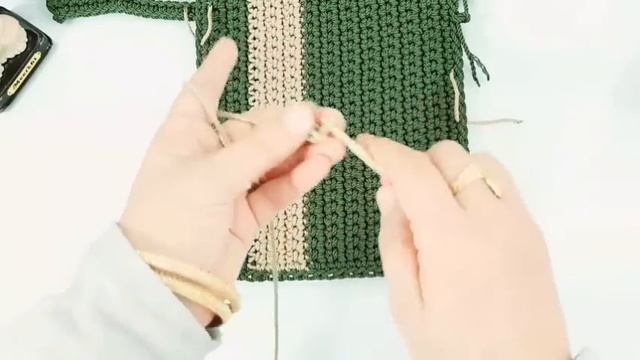 كروشيه شنطة يد صغيرة بسوستتين شكل جديد  A Small Crochet Handbag With Two Pockets