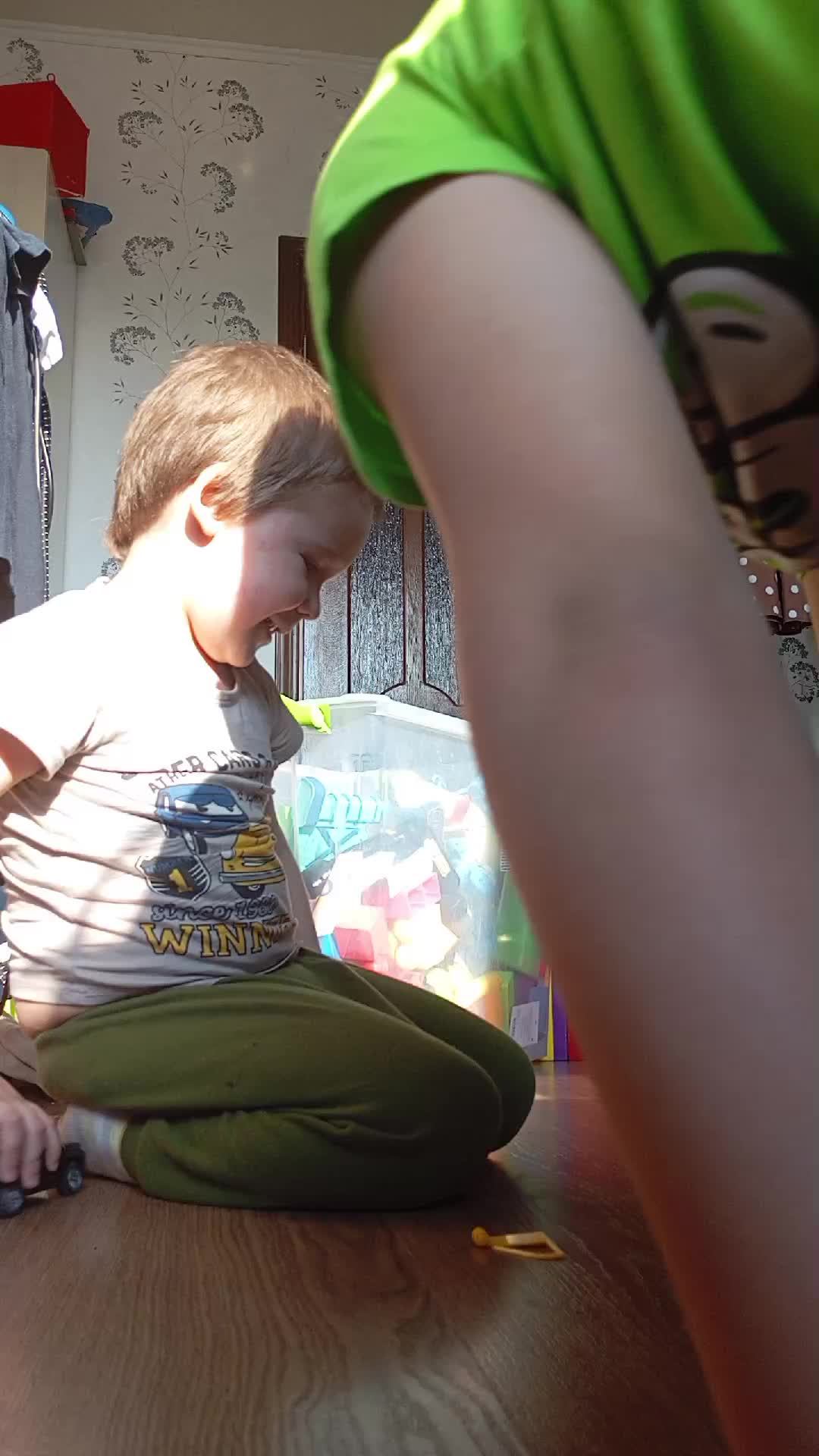 малой играется