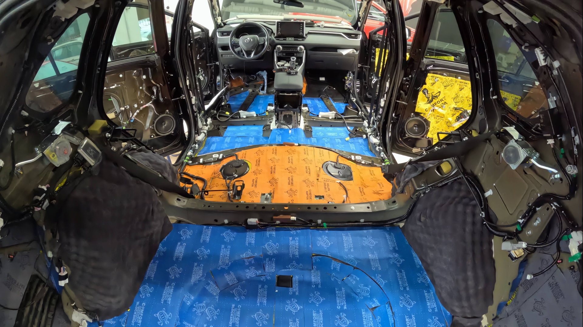 Комплексная шумоизоляция Toyota Rav4 на выезде в Санкт-Петербурге