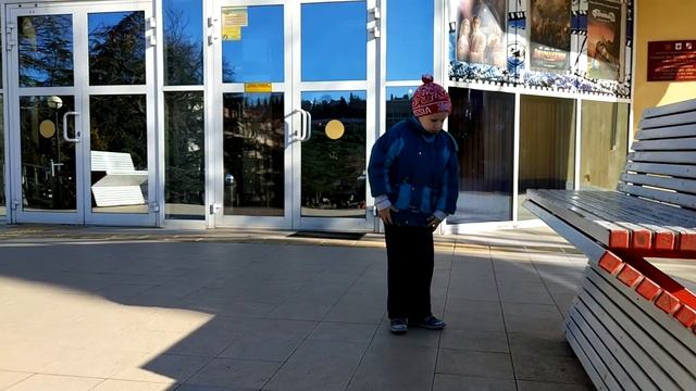 Гуляем у кинотеатра