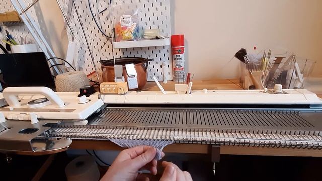 Красивый подгиб на вязальной машине. Hem on knitting machine.