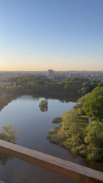 Вид на летнее озеро Калининград
