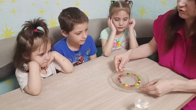 Опыт с водой и цветными конфетами