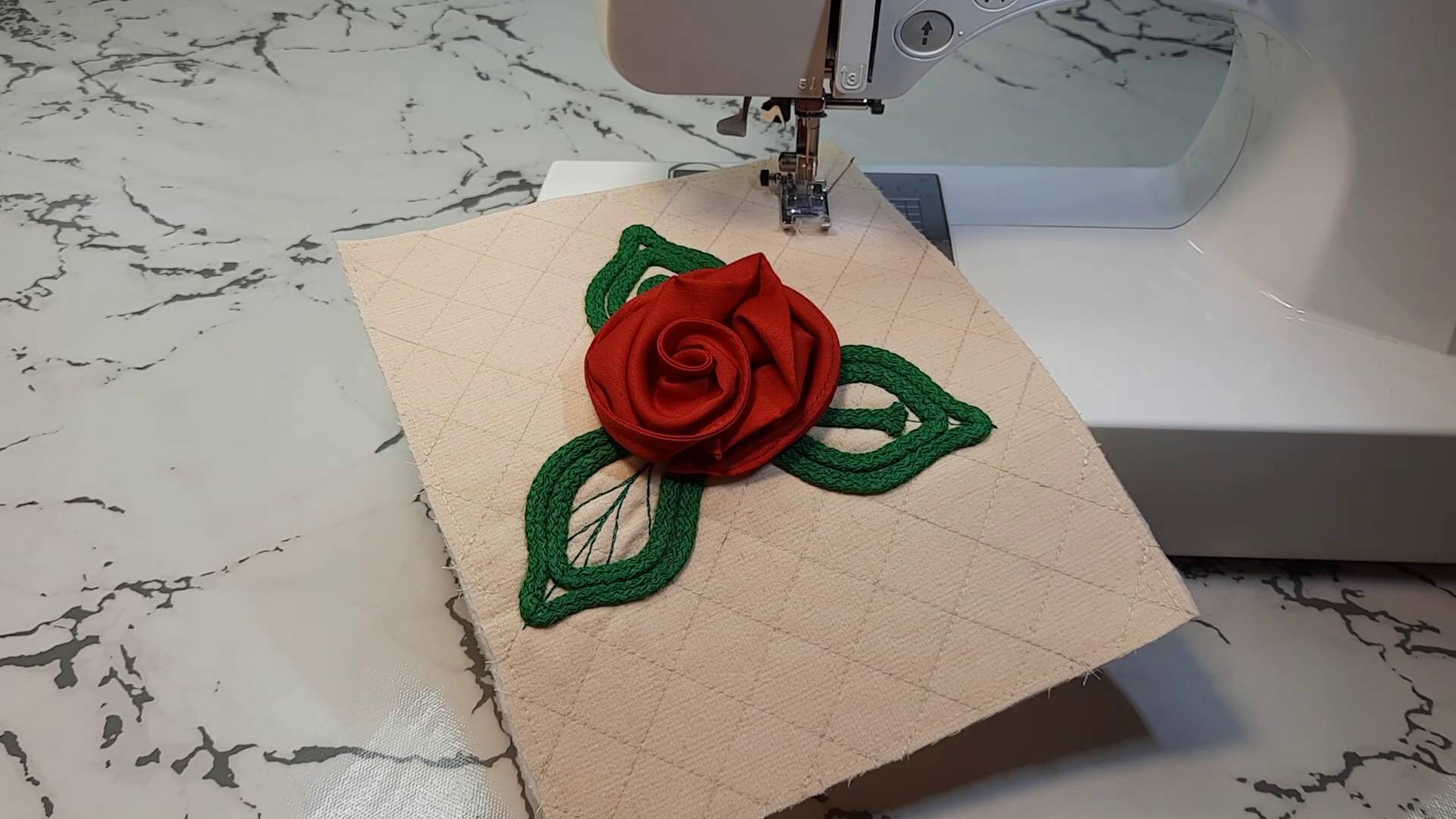 Стильный дизайн розы из ткани. Аппликация на ткани.