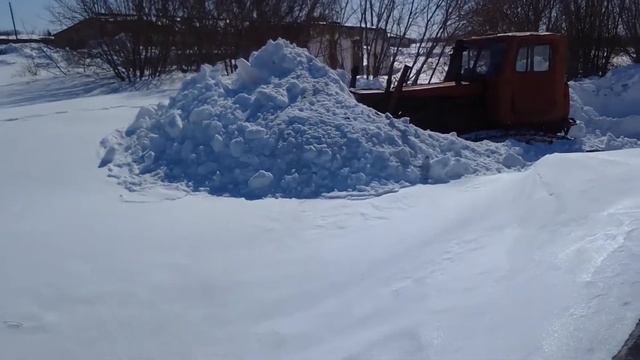 расталкиваем снег от прикладков