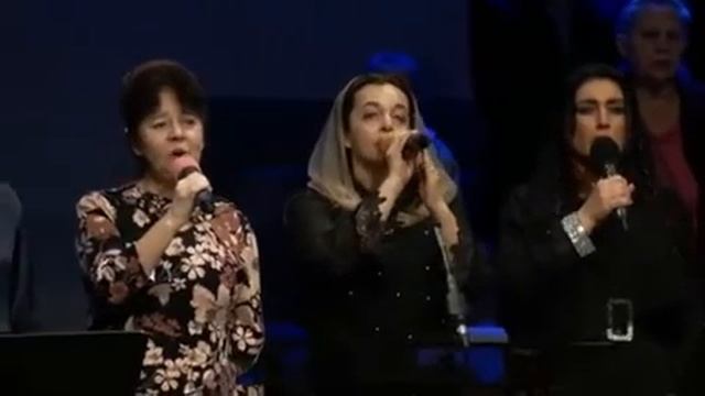 Жизни река бежит