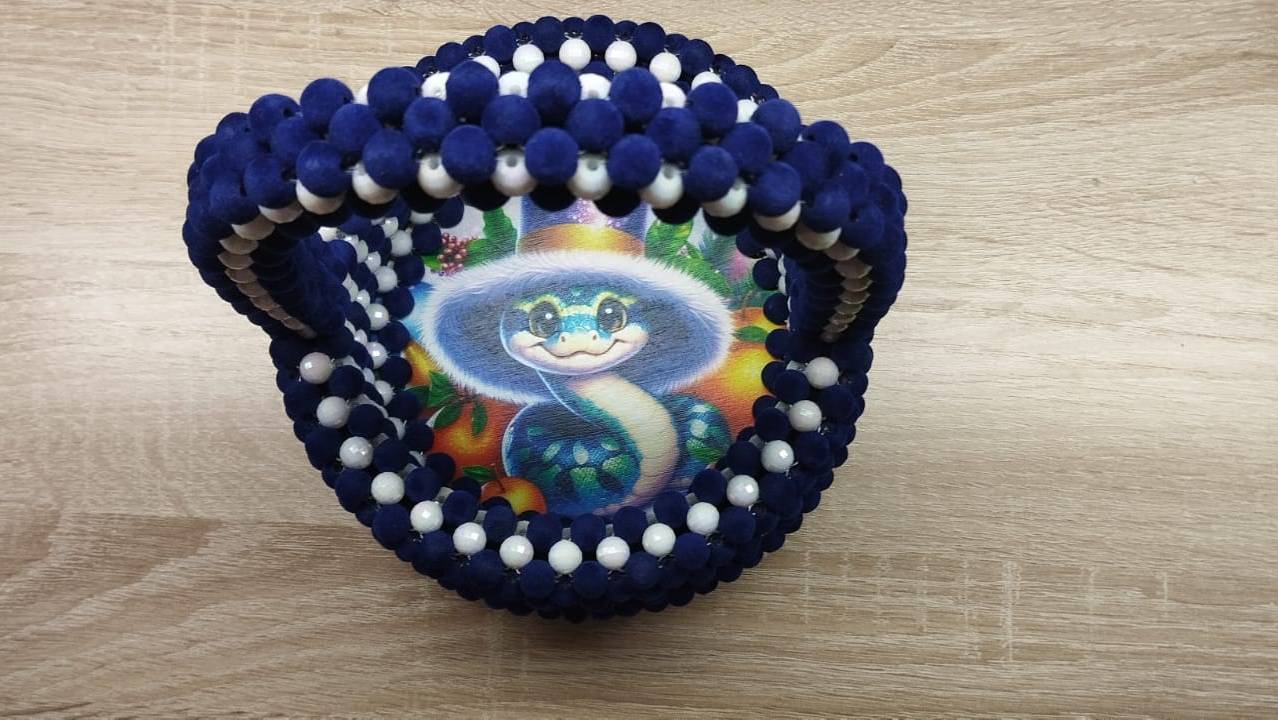 Корзинка из бусин . Часть 2.