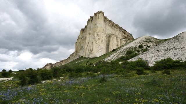 Вид на Белую скалу в непогоду
