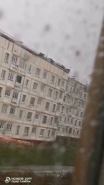 Крыша многоэтажки в Корсакове попыталась улететь в разгар циклона