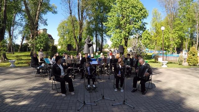 Игра на ложках в сопровождении оркестра на День Победы в городском парке.