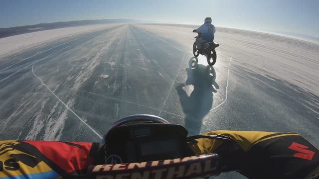 По льду Байкала на мотоциклах