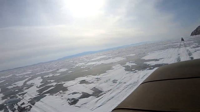 Зимняя рыбалка на Байкале 2021. Дорога домой. #Байкал #зимняярыбалка #байкалзимой #лед #трещина