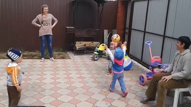 Игры с мячом во дворе (май 2015)