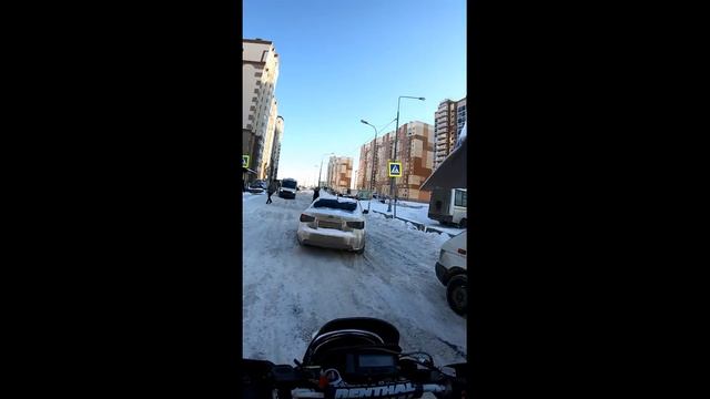 На эндуро зимой по городу после снегопада!