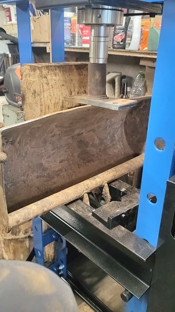 Выравниваем ковш миниэкскаватора прессом