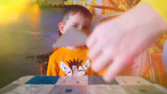 Амир делает коробку