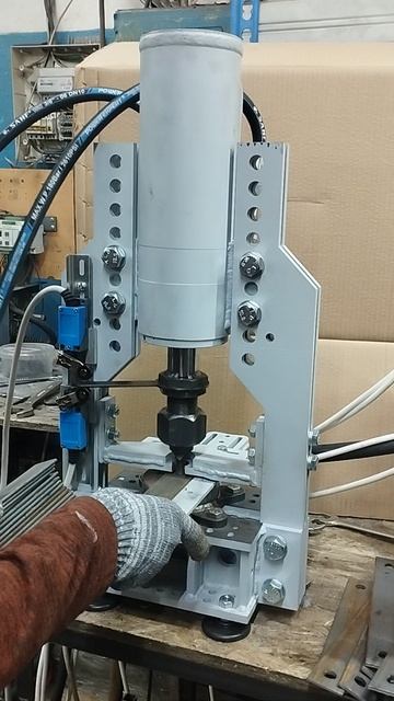 Пробивной пресс Катико в работе, сталь 4мм