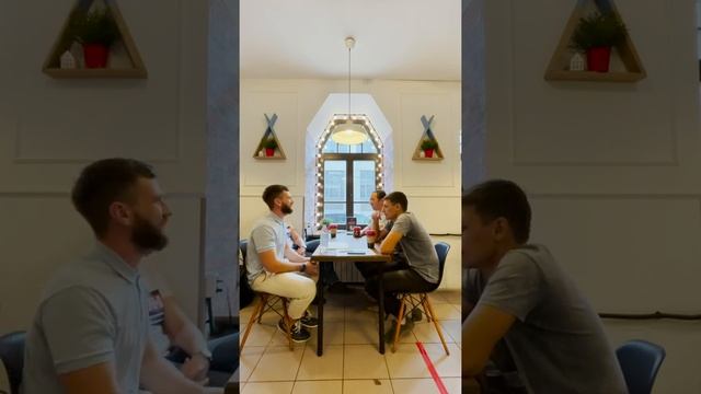 Три партнера Михаил, Андрей, Рамиль. Закрыли кофейню день в день. За пандемию открыли мини сеть.