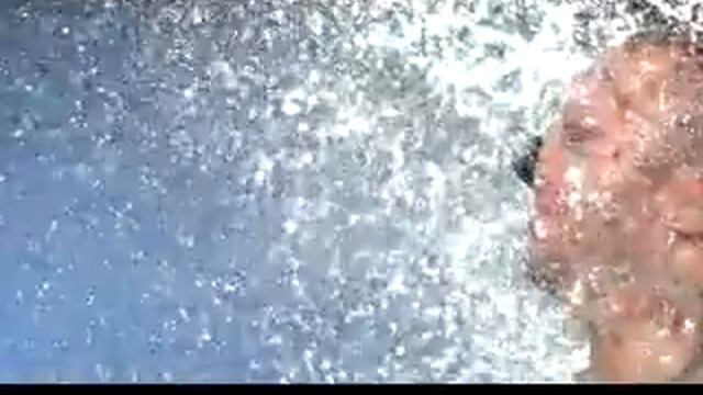 Slow Motion De Un Globo Con Agua