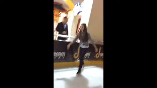 Ахахахах первый раз Аня на катке ))))))