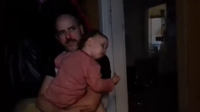Вот так мы уснули на руках у папы