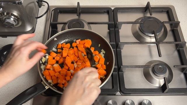 КАК ПРИГОТОВИТЬ ТУШЕНУЮ МОРКОВЬ С ЛУКОМ НА СКОВОРОДЕ? Вкусный и простой диетический овощной гарнир