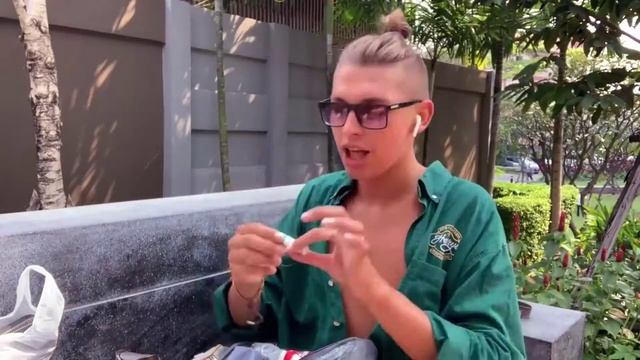 ЧТО В СУМКЕ У ВЛАДОСА МИРОСА?