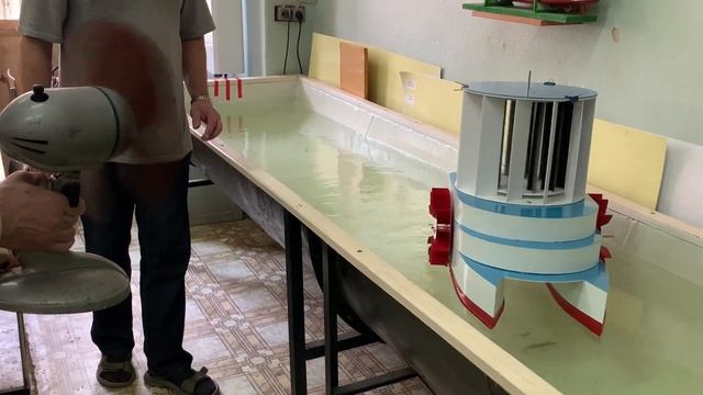 Модель судна с ветрогенераторной установкой 