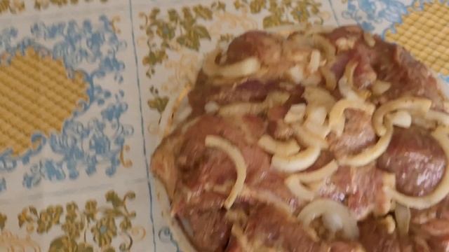 Из города в деревню🏡 Занимаемся кровлей/Жарим мясо🥩 с качабачками на мангале. Влог