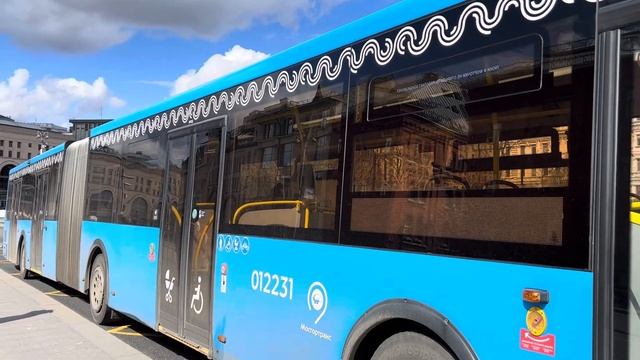 Автобус ЛиАЗ-6213.65 следует по маршруту е10 м. Тёплый Стан - м. Китай - Город