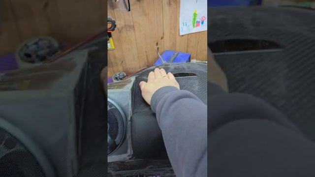 Установка аудио динамиков в мото кофр с наращивание из пластика подиумов под колонки