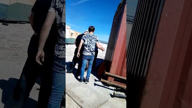 конфликт на стройке. начальник пытался кинуть работяг.