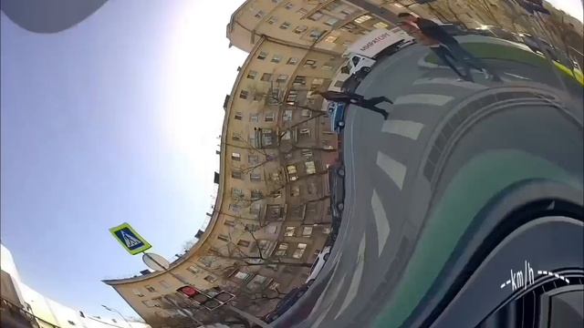 Красный ее зелёный.