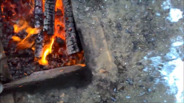 запекаю курицу и карпа в подземном самодельном тандыре