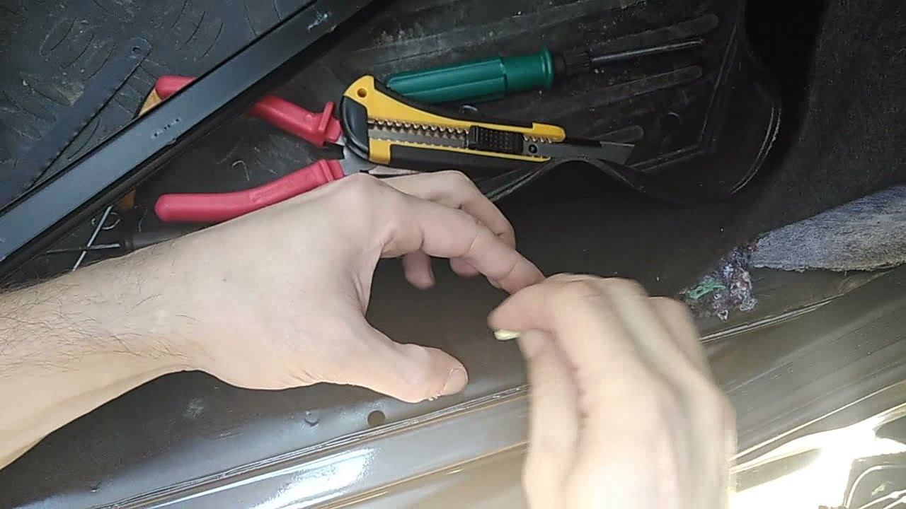 Lada Granta FL - доработка салона - установка пластиковых порогов