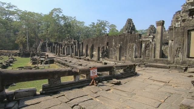 Most Beautiful Smiling Temple  With The Local Guide By Angkor Walker Siem Reap, Cambodia