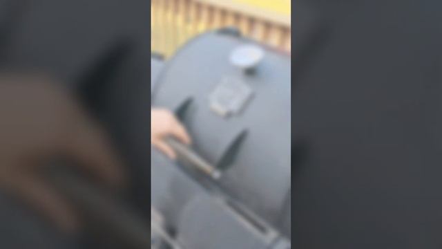 Сестра приехала из Калифорнии. Готовлю ножку барана на гриле. #сша #семья #баранина #гриль #двор